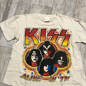 MADEWORN Kiss Tshirt